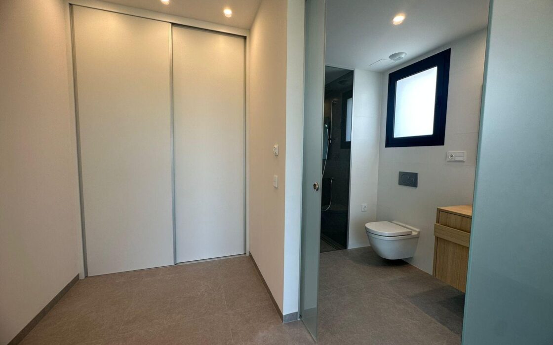 Новая квартира в Лас Колинас с террасой и видом на гольф