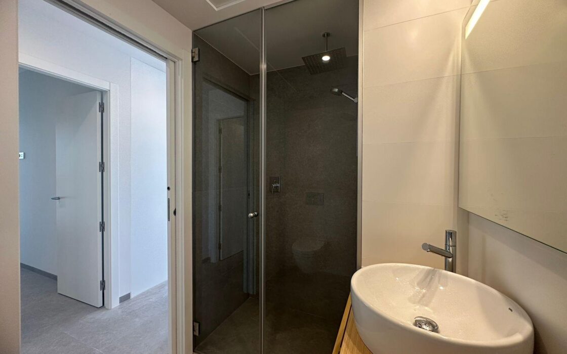 Новая квартира в Лас Колинас с террасой и видом на гольф