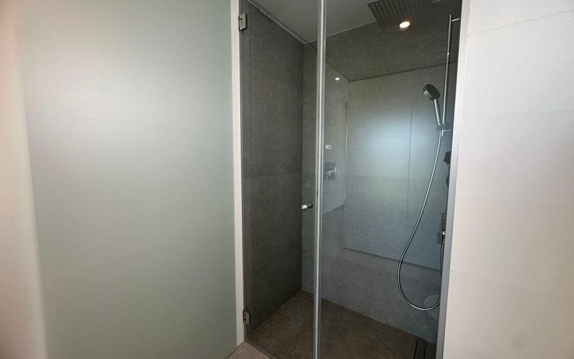 Новая квартира в Лас Колинас с террасой и видом на гольф