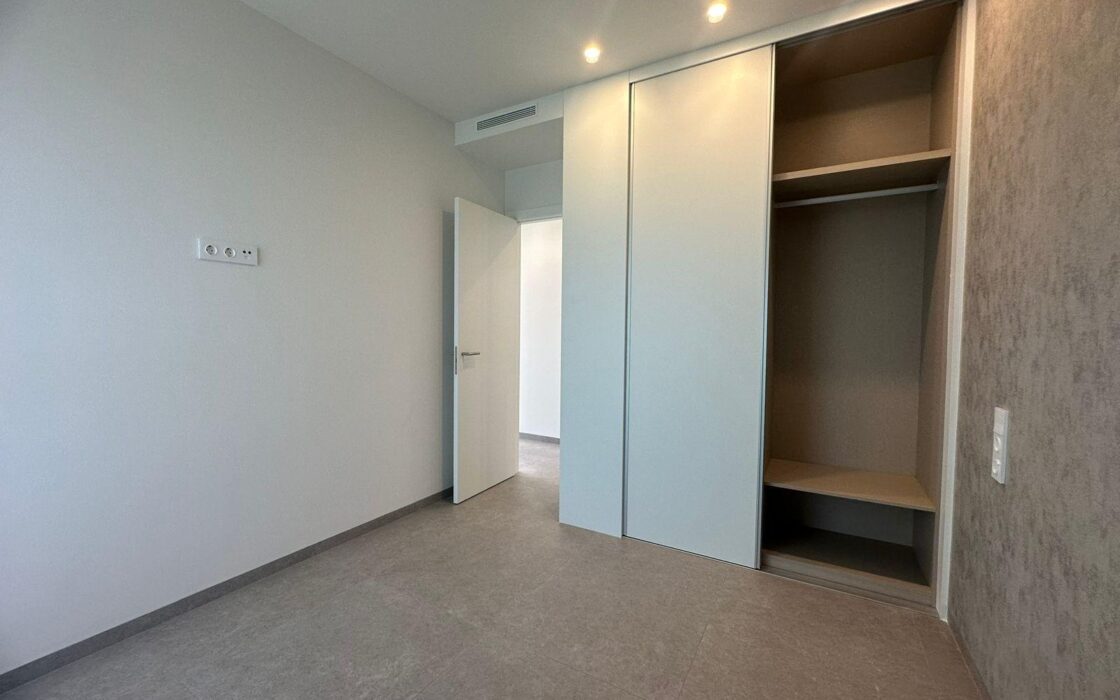 Новая квартира в Лас Колинас с террасой и видом на гольф