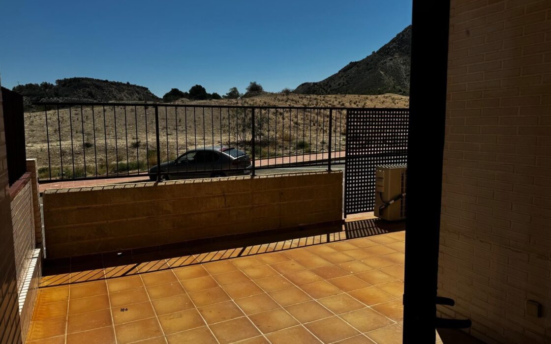 Простора квартира в Вільянуева-дель-Ріо-Сегура з терасою