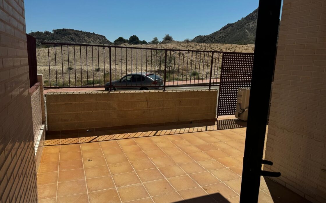 Простора квартира в Вільянуева-дель-Ріо-Сегура з терасою