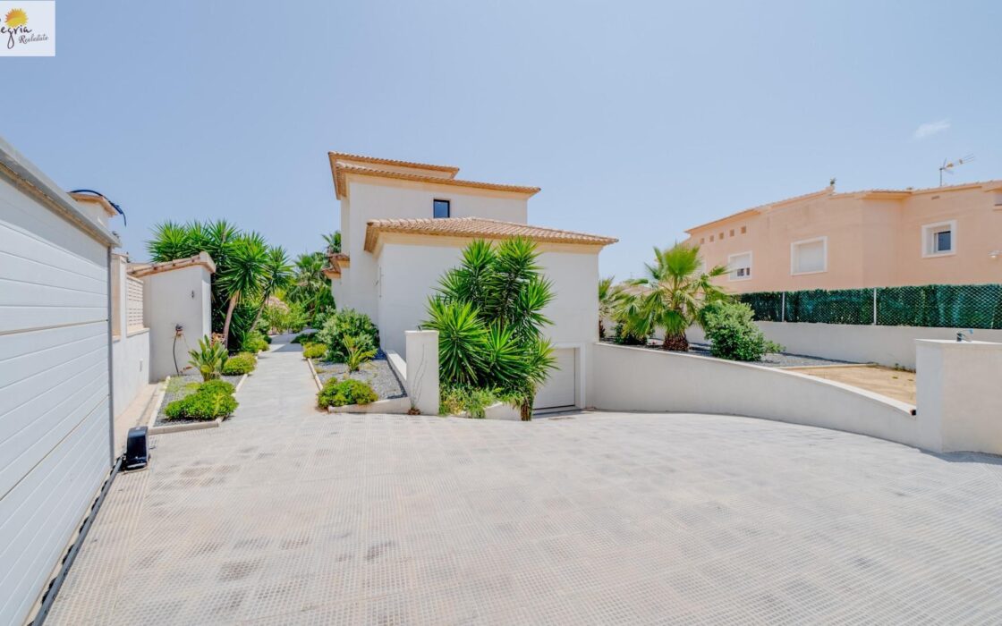 Вилла в Кальпе з басейном і терасою, 356 кв.м.