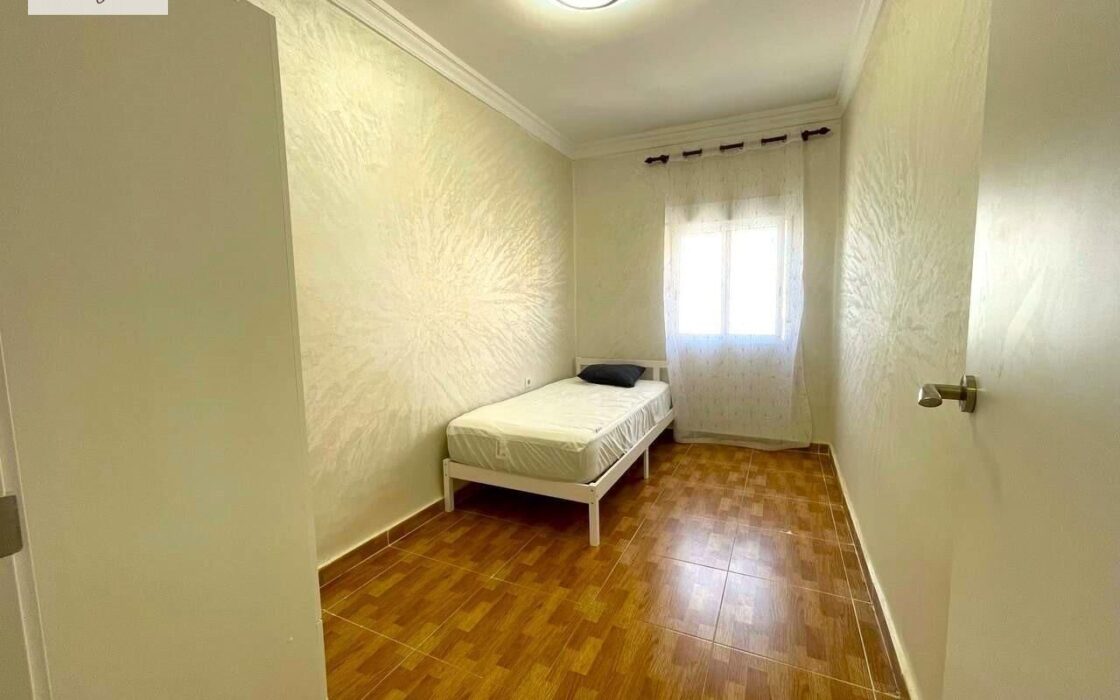 Квартира в Аликанте с 3 спальнями и балконом 62 кв.м