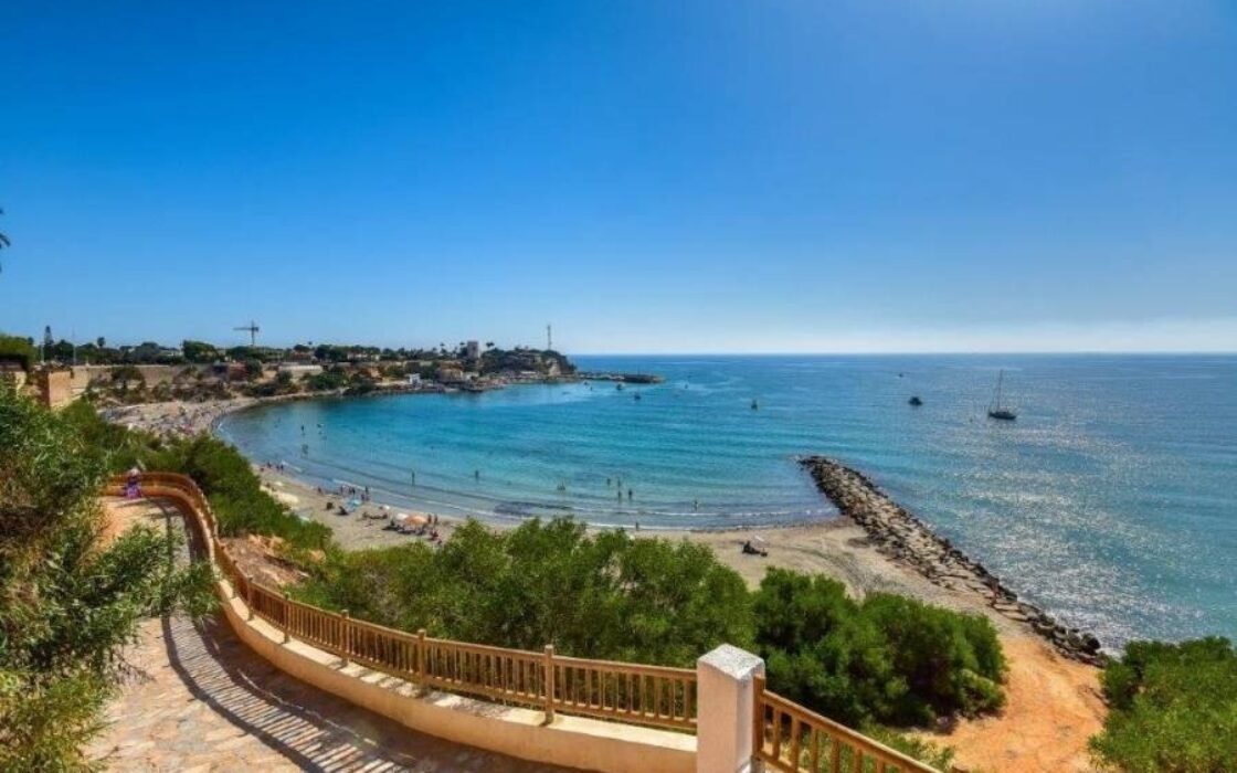 Новые виллы в Ориуэла-Коста с частным садом и бассейном