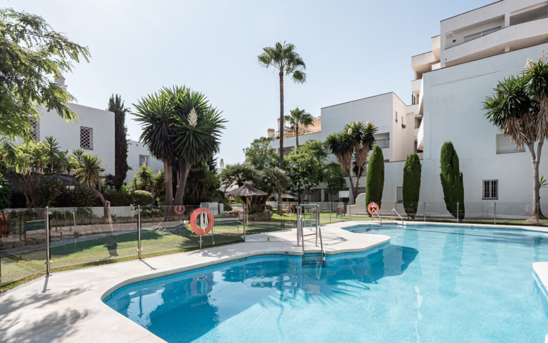 Квартира в Нуева Андалусия 117 кв.м з терасою біля моря