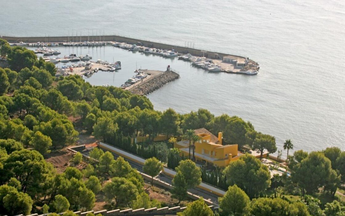 Вилла у моря в Альтее 497 кв.м з 3 спальнями та терасою