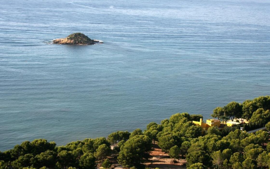 Вилла у моря в Альтее 497 кв.м з 3 спальнями та терасою