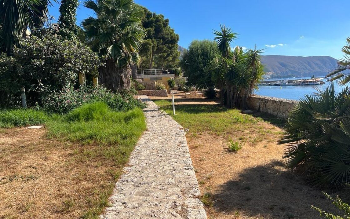 Вилла у моря в Альтее 497 кв.м з 3 спальнями та терасою