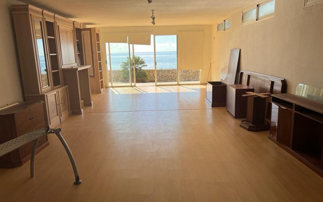 Вилла у моря в Альтее 497 кв.м з 3 спальнями та терасою