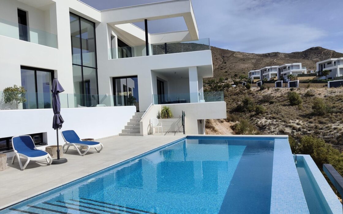 Простора вілла 611 кв.м у Фінестраті з басейном