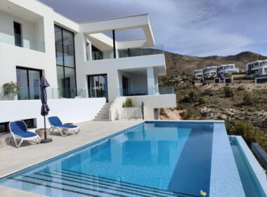 Простора вілла 611 кв.м у Фінестраті з басейном