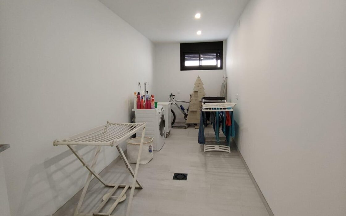 Простора вілла 611 кв.м у Фінестраті з басейном