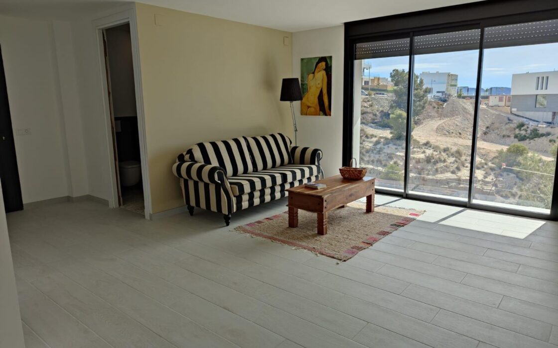 Простора вілла 611 кв.м у Фінестраті з басейном