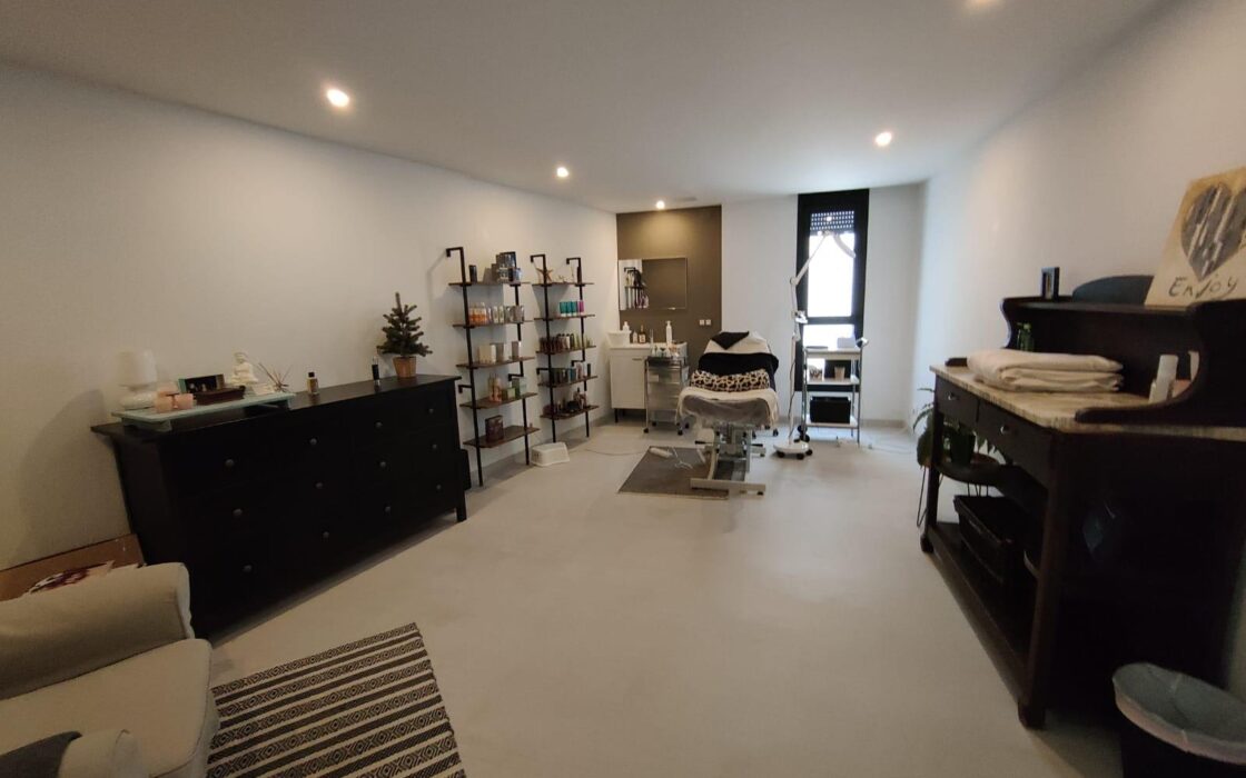 Простора вілла 611 кв.м у Фінестраті з басейном