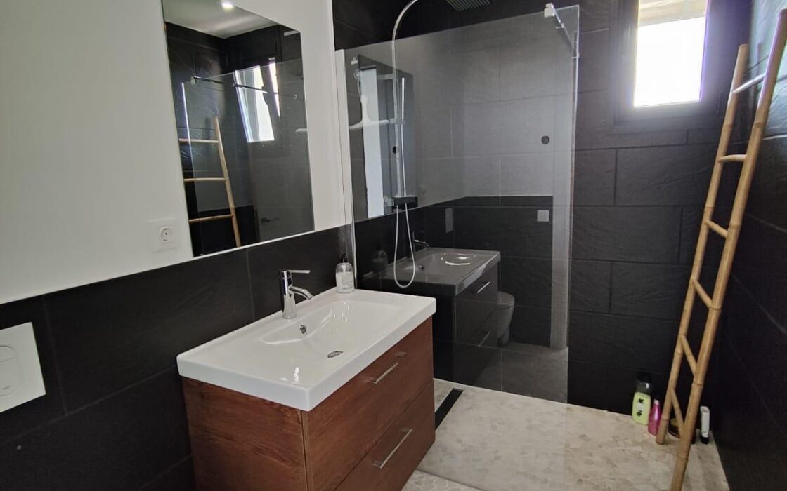 Простора вілла 611 кв.м у Фінестраті з басейном