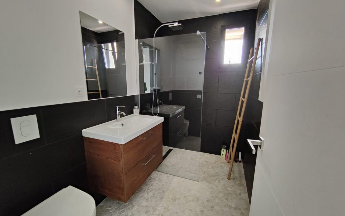 Простора вілла 611 кв.м у Фінестраті з басейном