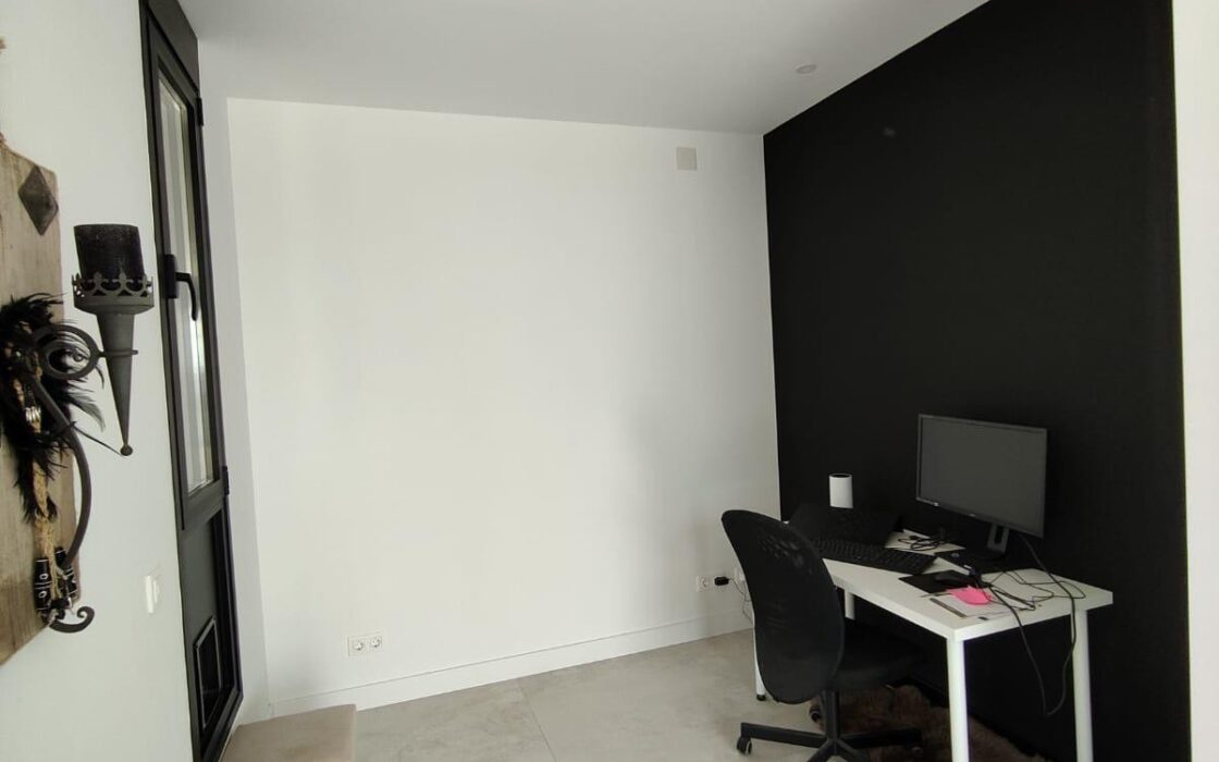 Простора вілла 611 кв.м у Фінестраті з басейном