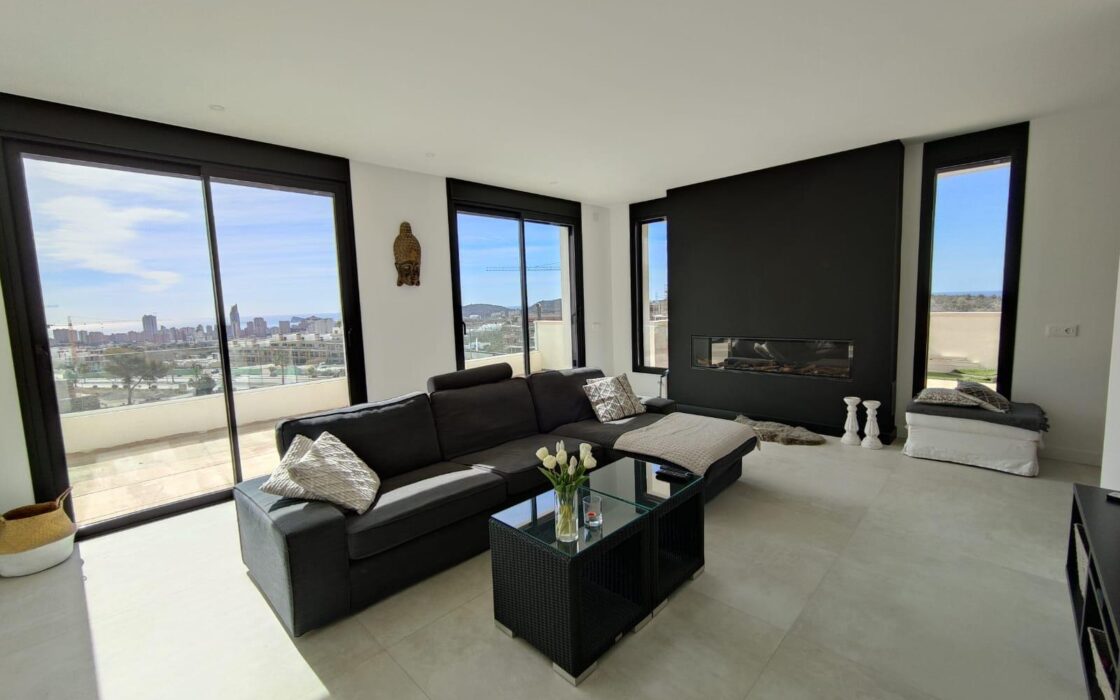 Простора вілла 611 кв.м у Фінестраті з басейном