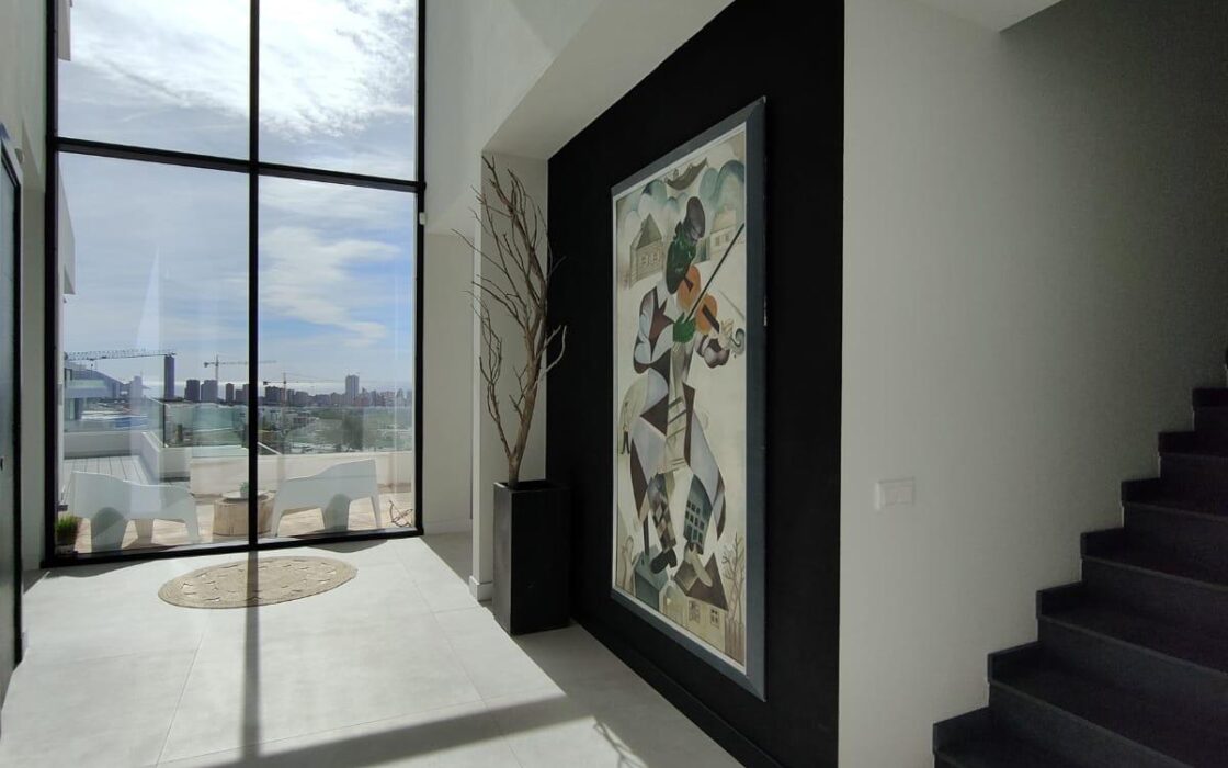 Простора вілла 611 кв.м у Фінестраті з басейном