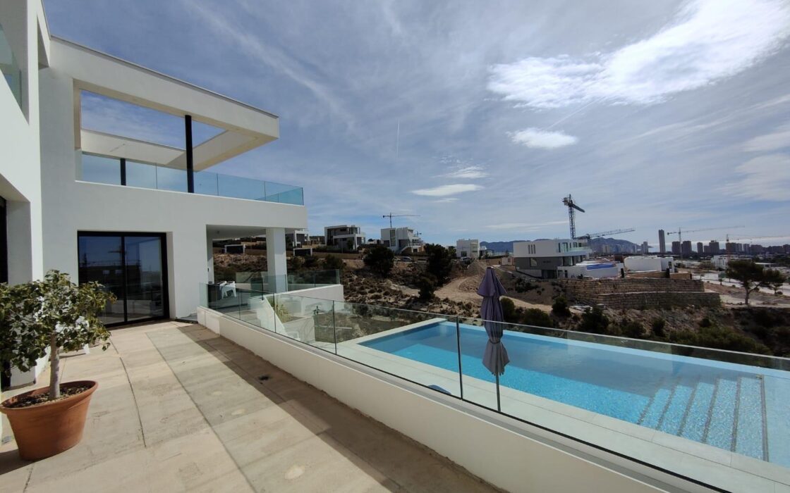 Простора вілла 611 кв.м у Фінестраті з басейном