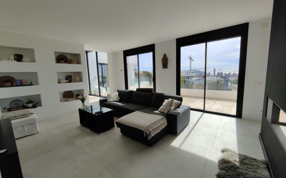 Простора вілла 611 кв.м у Фінестраті з басейном