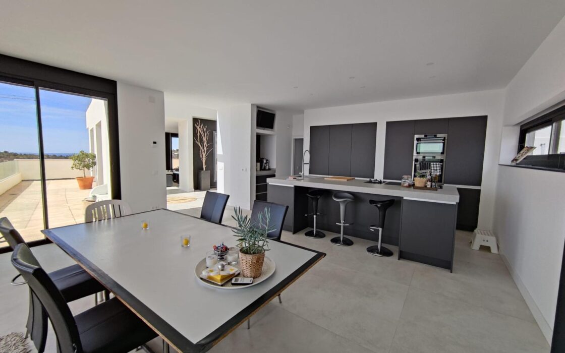 Простора вілла 611 кв.м у Фінестраті з басейном