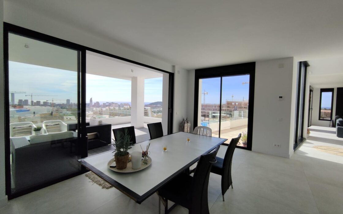 Простора вілла 611 кв.м у Фінестраті з басейном