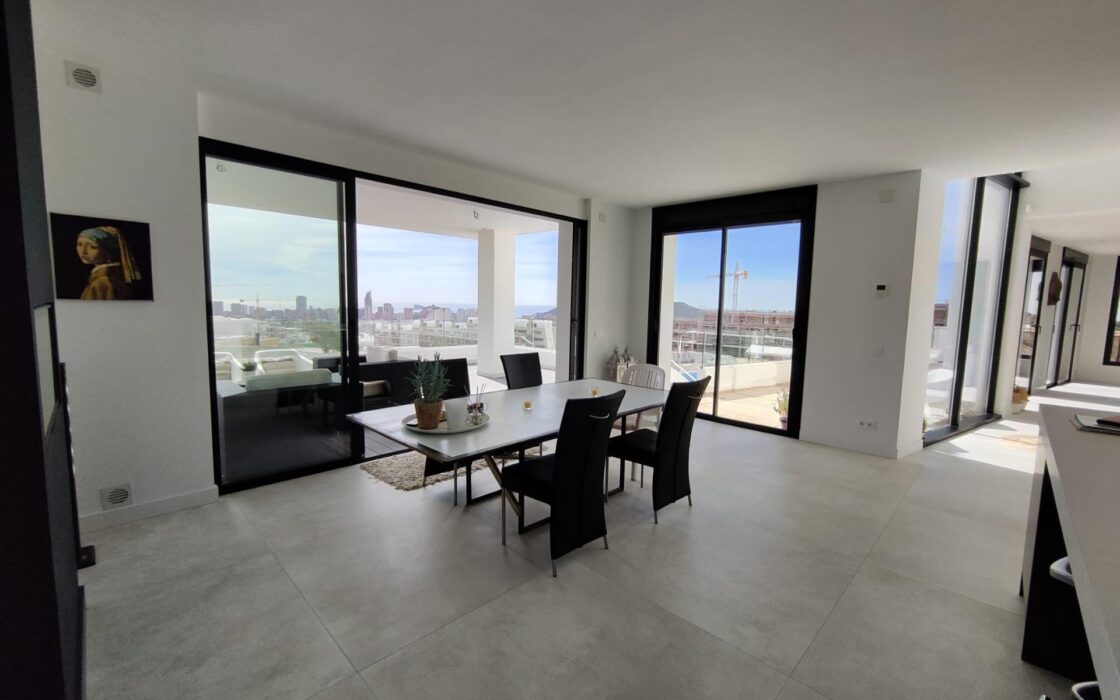 Простора вілла 611 кв.м у Фінестраті з басейном