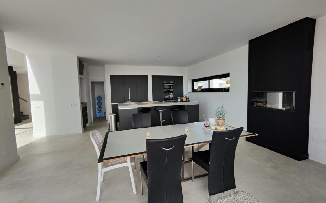 Простора вілла 611 кв.м у Фінестраті з басейном