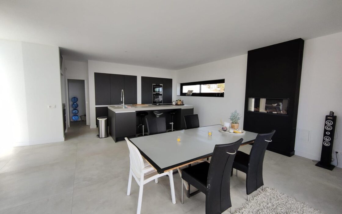 Простора вілла 611 кв.м у Фінестраті з басейном