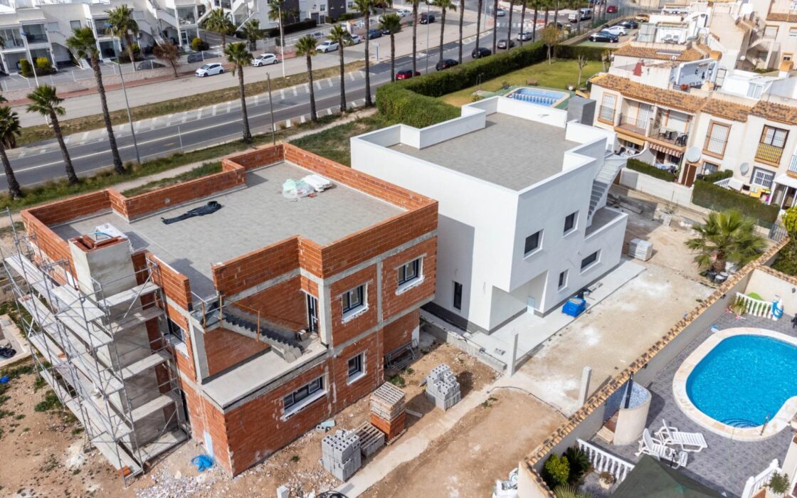 Вилла в Торревьехе 265 кв.м с бассейном у моря 2023 года