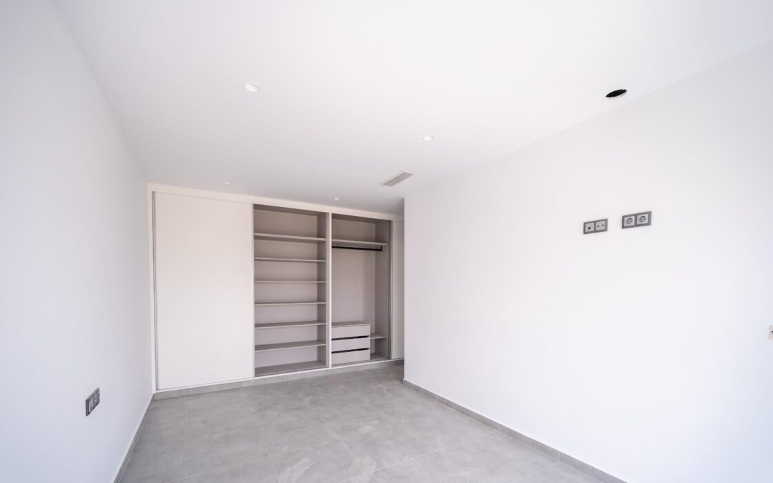 Вилла в Торревьехе 265 кв.м с бассейном у моря 2023 года