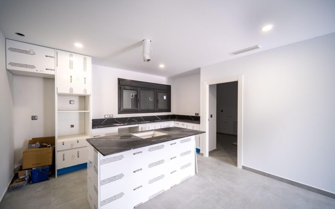 Вилла в Торревьехе 265 кв.м с бассейном у моря 2023 года