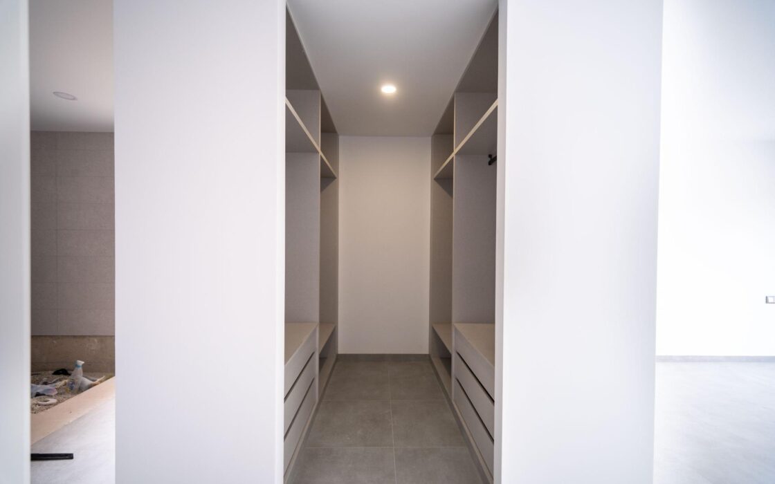 Вилла в Торревьехе 265 кв.м с бассейном у моря 2023 года