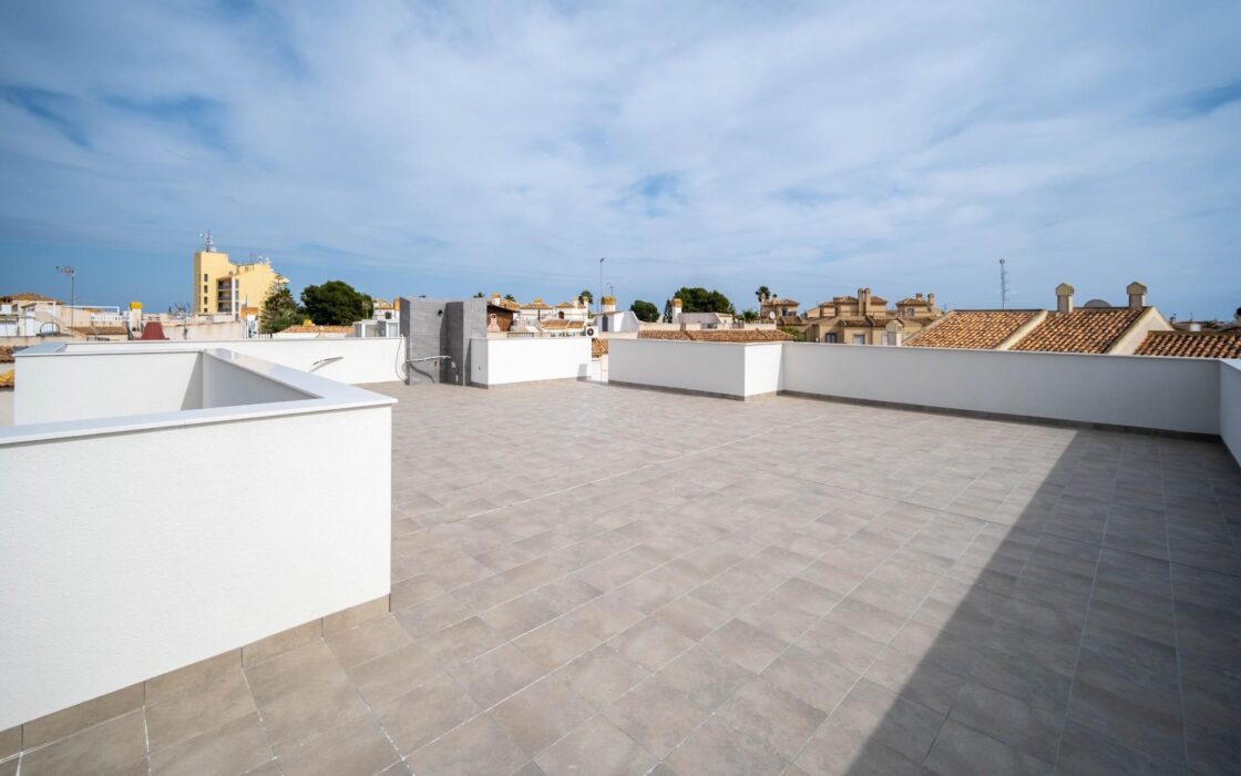 Вилла в Торревьехе 265 кв.м с бассейном у моря 2023 года