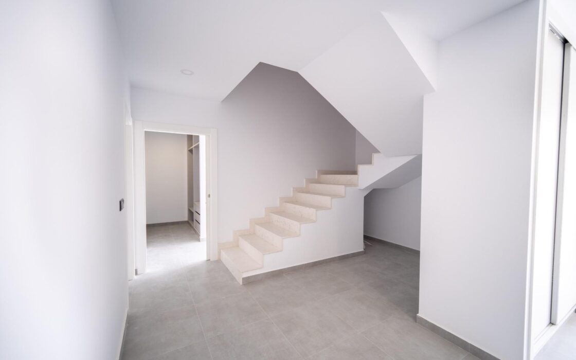 Вилла в Торревьехе 265 кв.м с бассейном у моря 2023 года