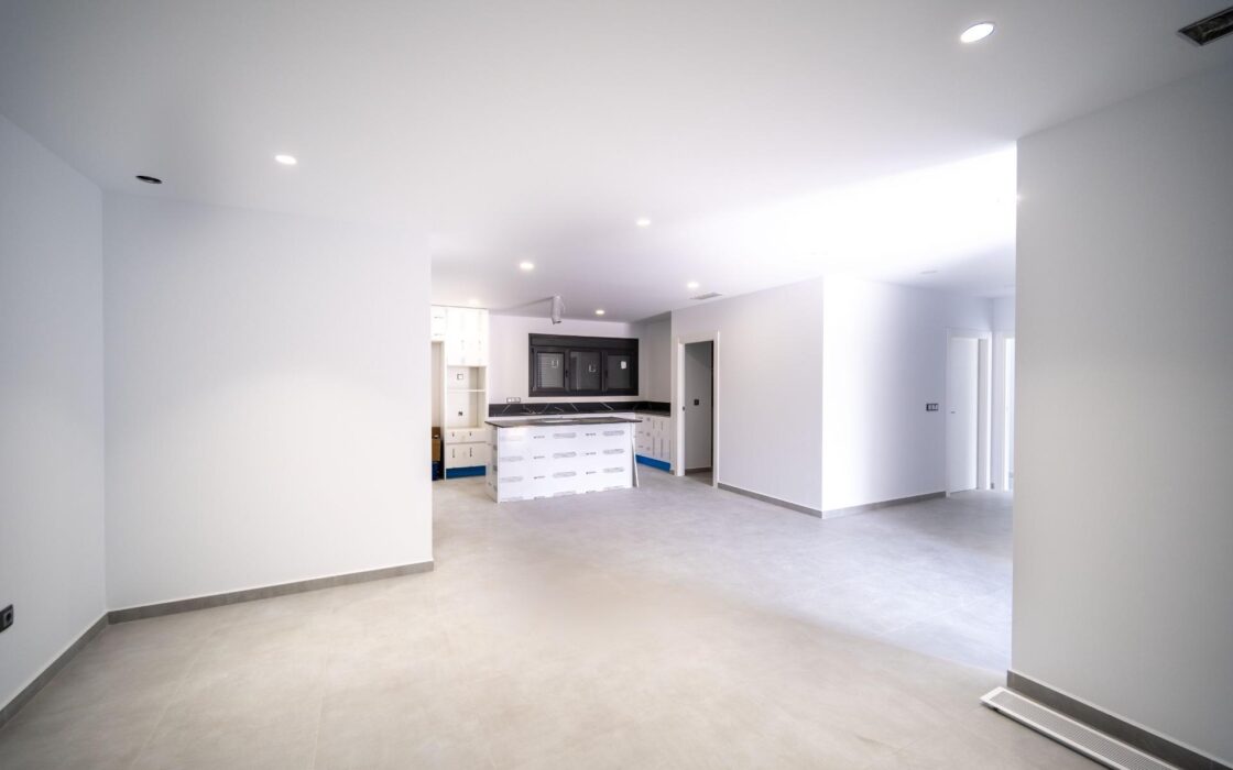 Вилла в Торревьехе 265 кв.м с бассейном у моря 2023 года