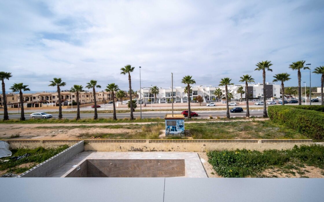 Вилла в Торревьехе 265 кв.м с бассейном у моря 2023 года