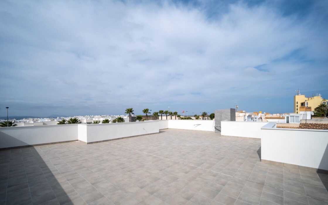 Вилла в Торревьехе 265 кв.м с бассейном у моря 2023 года