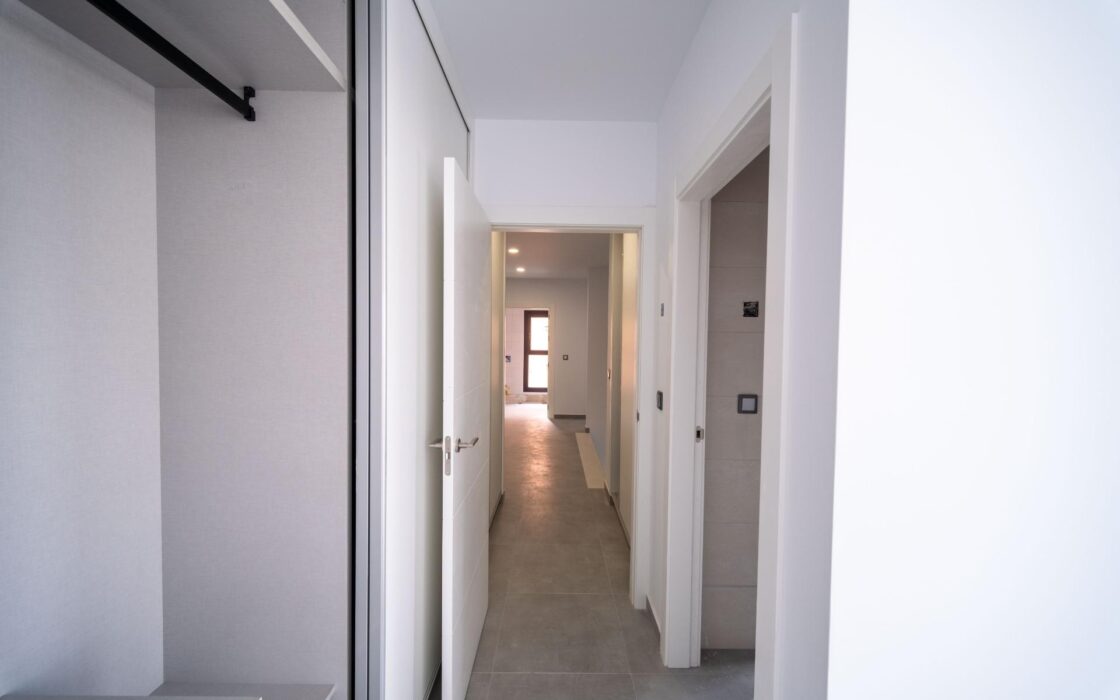 Вилла в Торревьехе 265 кв.м с бассейном у моря 2023 года