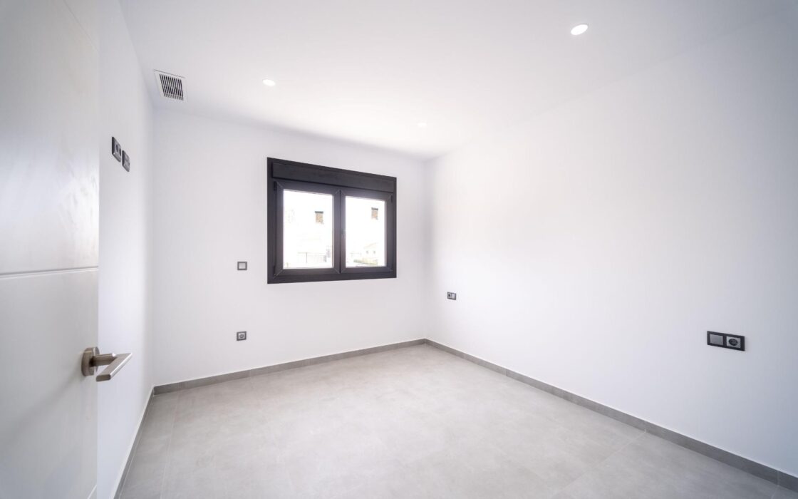 Вилла в Торревьехе 265 кв.м с бассейном у моря 2023 года