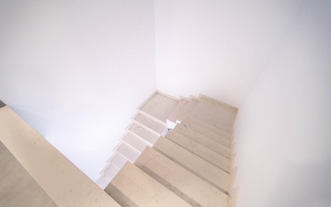 Вилла в Торревьехе 265 кв.м с бассейном у моря 2023 года