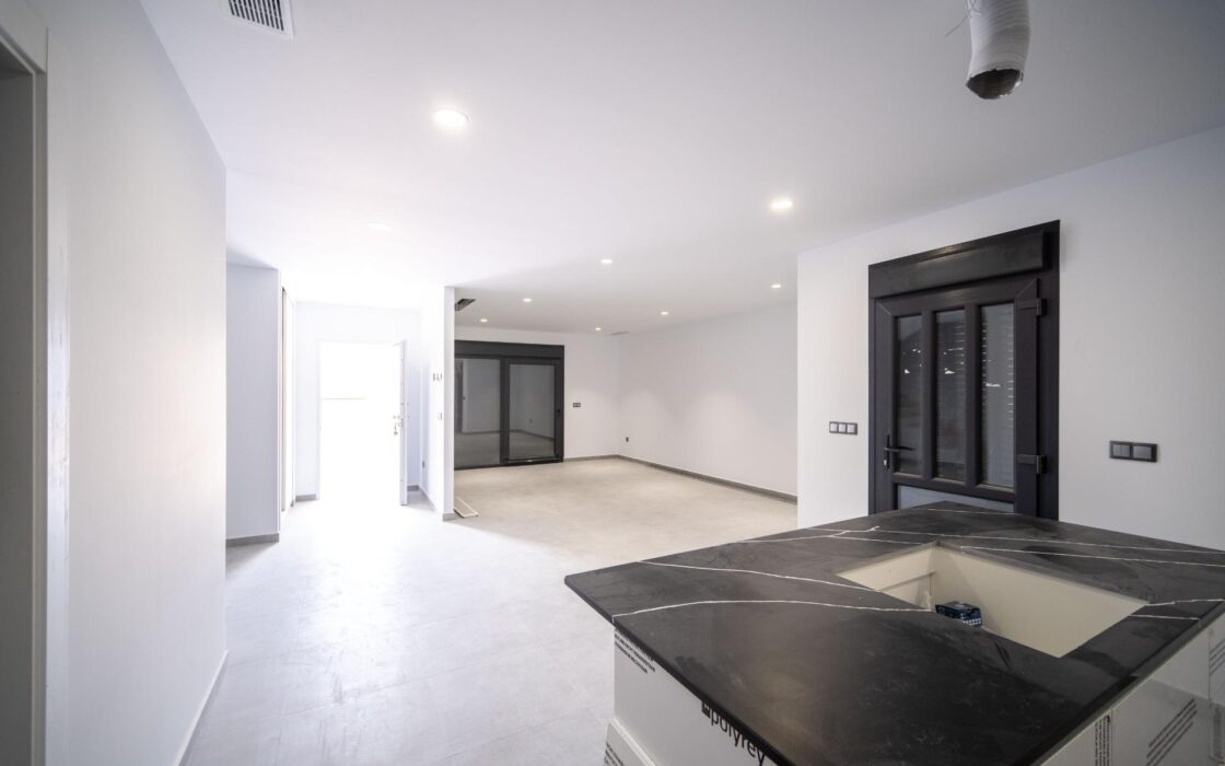 Вилла в Торревьехе 265 кв.м с бассейном у моря 2023 года