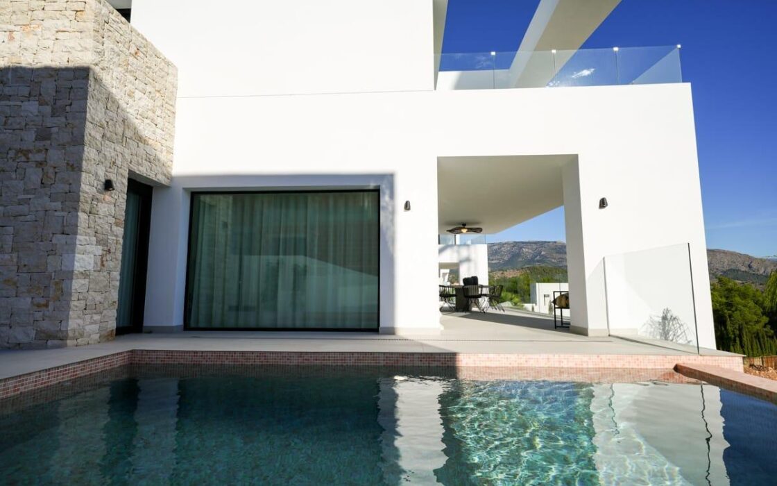 Вилла в Полопе 294 кв.м с террасой и видом на море