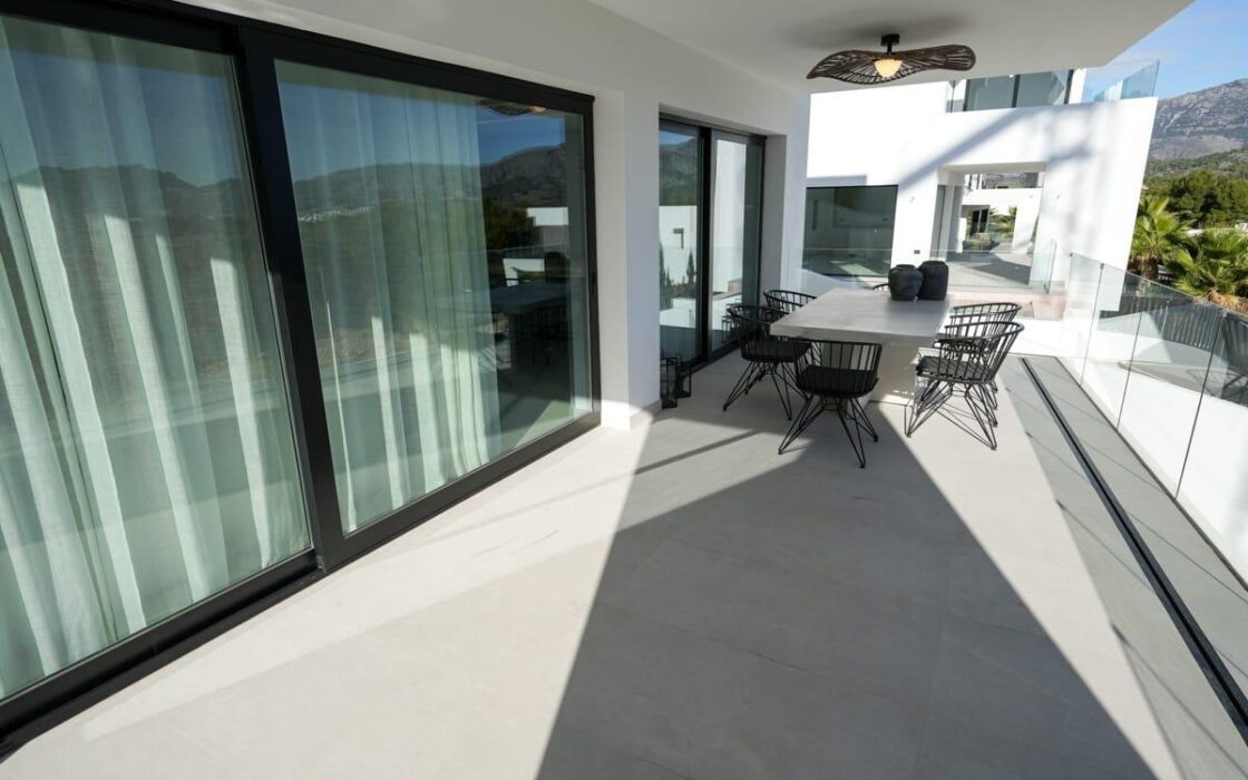 Вилла в Полопе 294 кв.м с террасой и видом на море