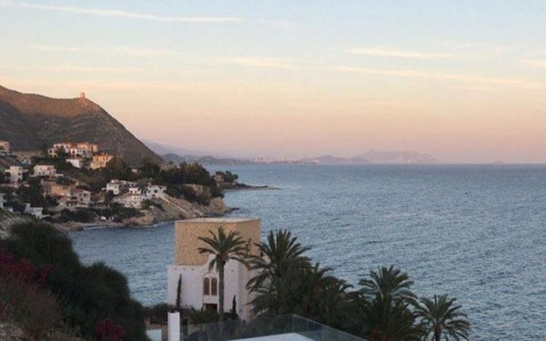 Вилла в Эль Кампельо 265 кв.м у моря с террасой и бассейном