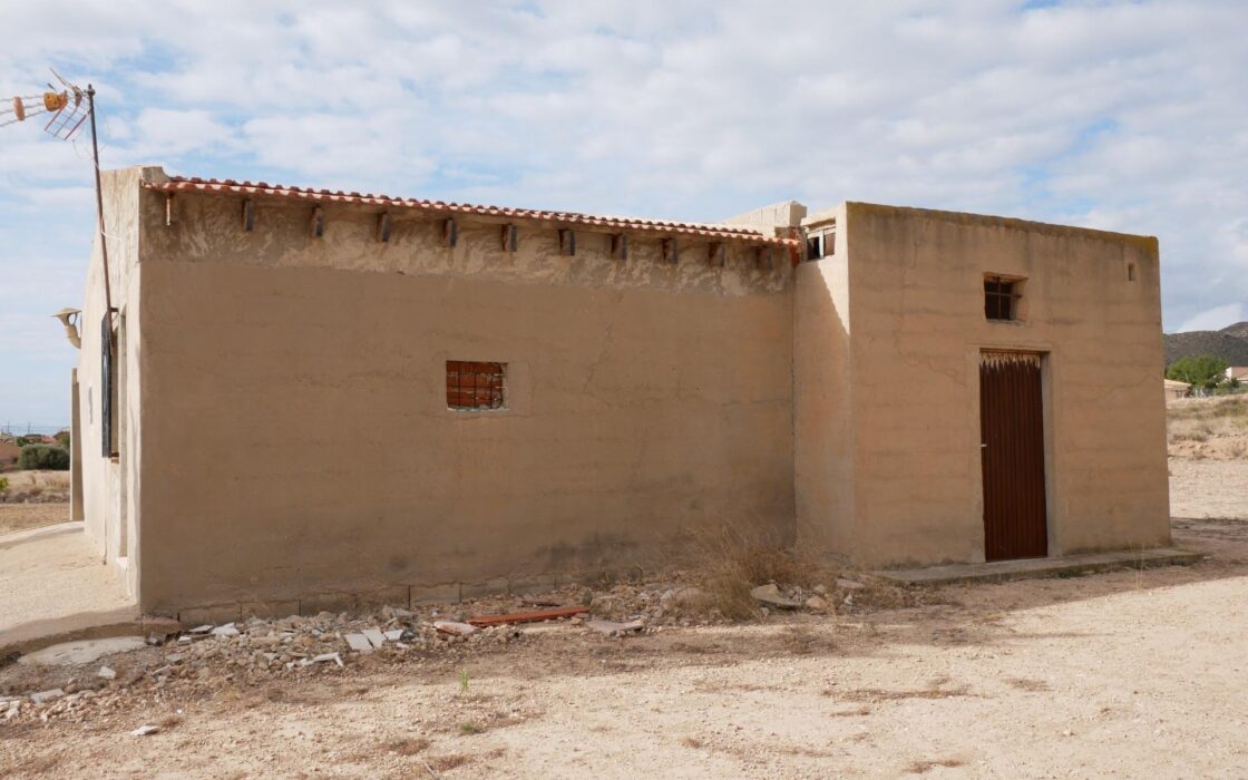 Будинок в Abanilla 100 кв.м з ділянкою 15652 кв.м біля річки