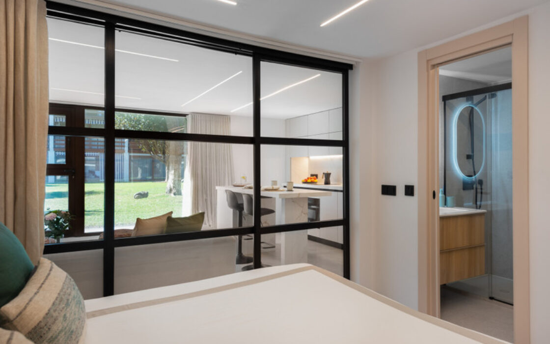 Квартира 2+2 на першому поверсі біля моря в Сан Педро де Алькантара