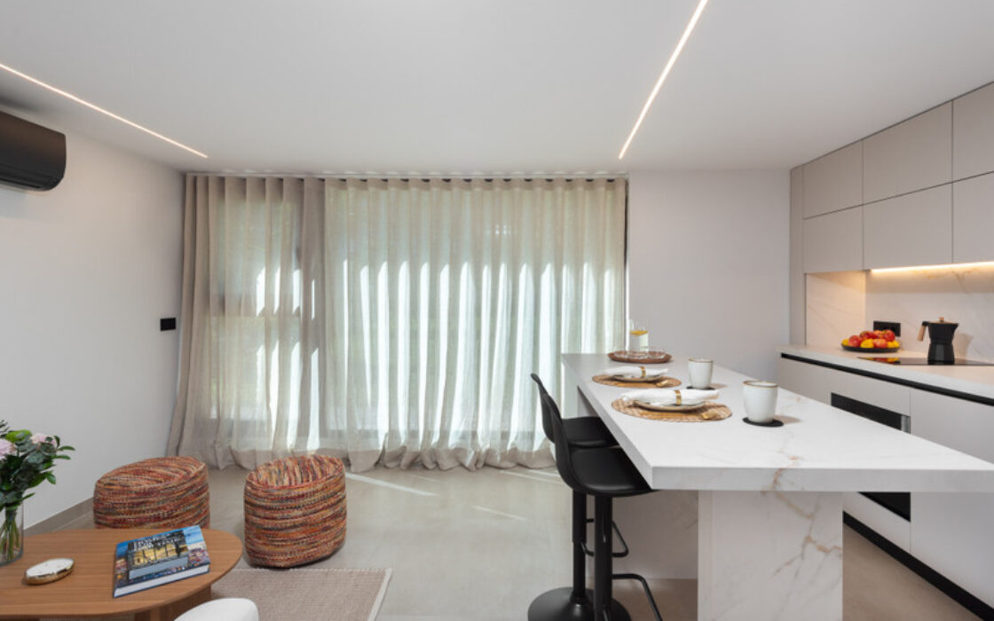 Квартира 2+2 на першому поверсі біля моря в Сан Педро де Алькантара